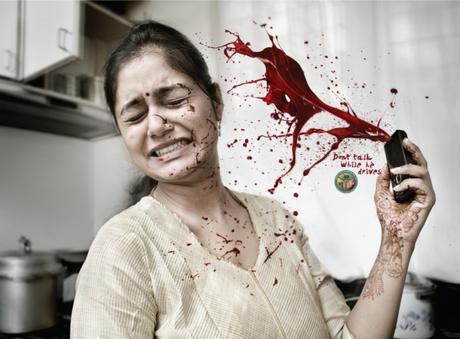 Publicidad de una mujer con un celular en la mano y salpicándose de sangre 
