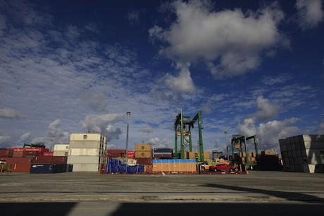 Gobernador demócrata de Virginia, Terry McAuliffe, en el Puerto del Mariel. Foto: Enrique  de la Osa/ Reuters