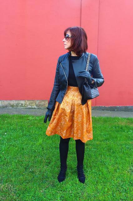 MIS LOOKS - FALDA DE ENCAJE MOSTAZA CON 