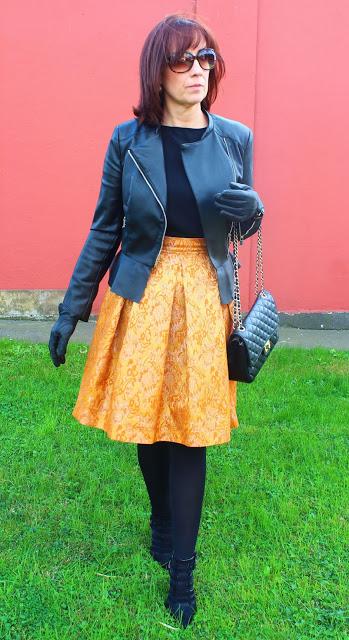 MIS LOOKS - FALDA DE ENCAJE MOSTAZA CON 