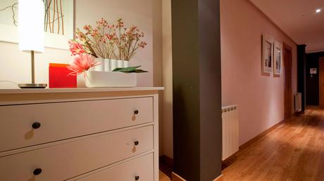 Destacando la pared del fondo con color, decoración o iluminación.