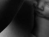 Impactante sesión fotos recién nacido placenta