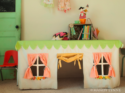 Cuarto de juegos para niños con carpas