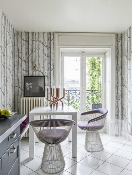 apartamento_en_paris_cocina-papel cole & son-sillas knoll