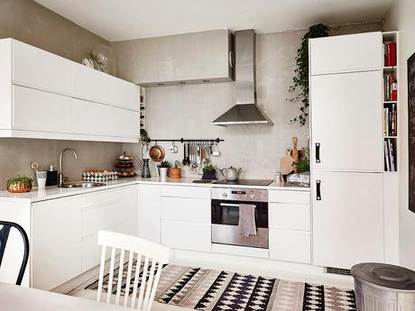 Apartamento estilo contemporáneo con los colores blanco y negro como base.