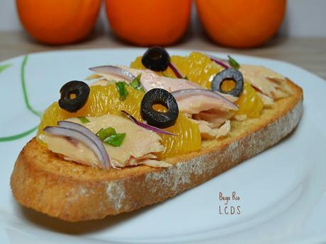 Tosta de naranjas y bonito