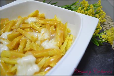 Poutine (Patatas fritas con salsa de carne y queso)