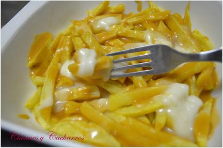 Poutine (Patatas fritas con salsa de carne y queso)