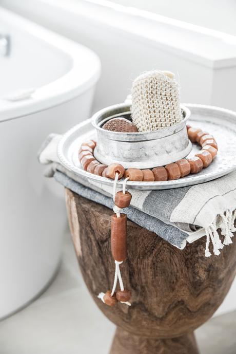 Blanco y madera para un baño... ¡perfecto! + fichajes deco