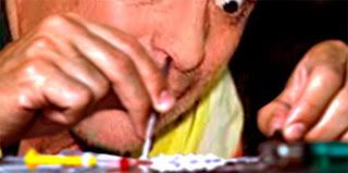 Tarde o temprano: LA DROGA DESPIERTA EL GEN DORMIDO DE LA LOCURA…