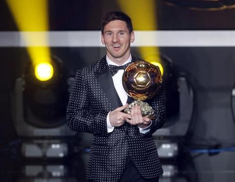 Gala de entrega del Balón de Oro 2012. Lionel Messi posa con el trofeo que le acredita como ganador del Balón de Oro 2012.