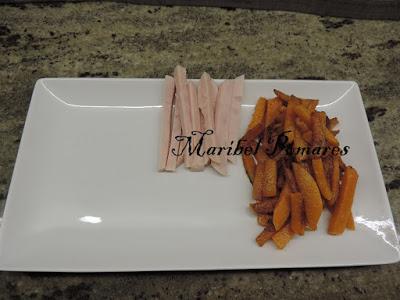 Calabaza y patatas al horno con jamón de pavo y salsas de queso y barbacoa.