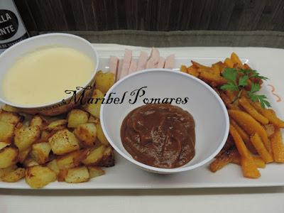 Calabaza y patatas al horno con jamón de pavo y salsas de queso y barbacoa.