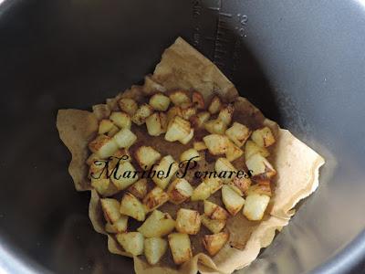 Calabaza y patatas al horno con jamón de pavo y salsas de queso y barbacoa.