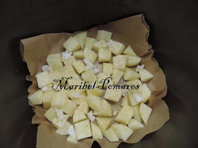 Calabaza y patatas al horno con jamón de pavo y salsas de queso y barbacoa.