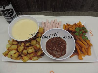 Calabaza y patatas al horno con jamón de pavo y salsas de queso y barbacoa.