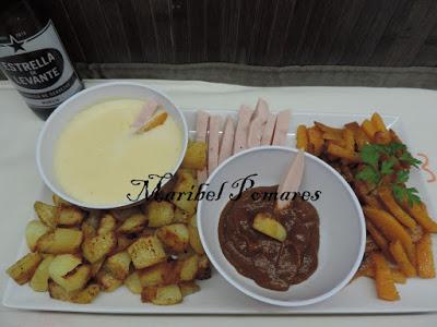 Calabaza y patatas al horno con jamón de pavo y salsas de queso y barbacoa.