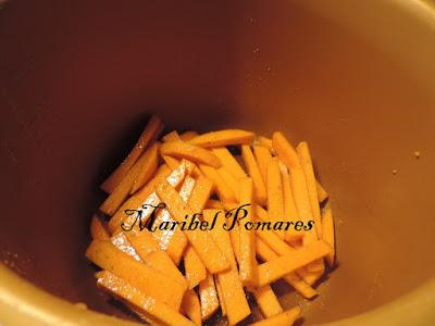 Calabaza y patatas al horno con jamón de pavo y salsas de queso y barbacoa.