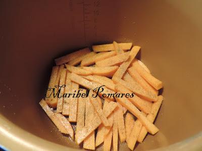 Calabaza y patatas al horno con jamón de pavo y salsas de queso y barbacoa.