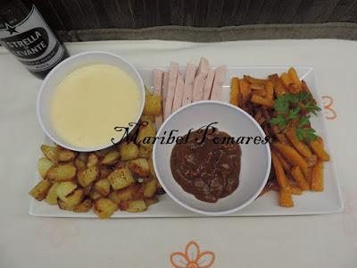 Calabaza y patatas al horno con jamón de pavo y salsas de queso y barbacoa.