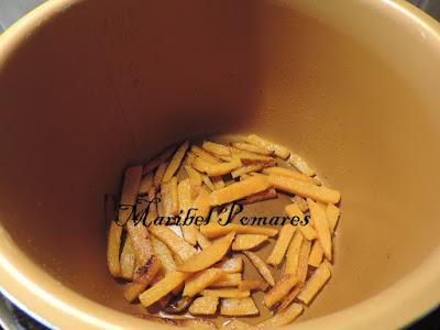 Calabaza y patatas al horno con jamón de pavo y salsas de queso y barbacoa.