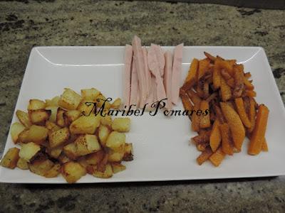 Calabaza y patatas al horno con jamón de pavo y salsas de queso y barbacoa.