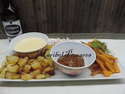 Calabaza y patatas al horno con jamón de pavo y salsas de queso y barbacoa.