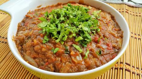 Baingan Bharta Punjabi o berenjena la estilo hindú