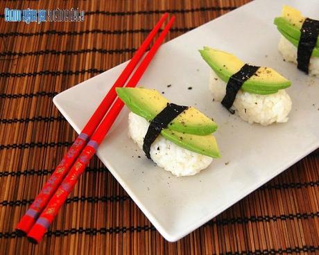 NIGIRI DE AGUACATE A LA PIMIENTA NEGRA.