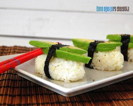 NIGIRI DE AGUACATE A LA PIMIENTA NEGRA.