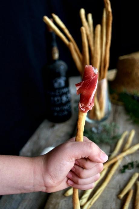 Grissini o mis aperitivos unidos a un palito de pan