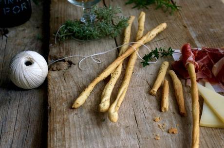 Grissini o mis aperitivos unidos a un palito de pan