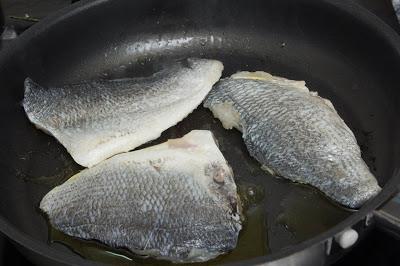 Tacos de dorada y habitas