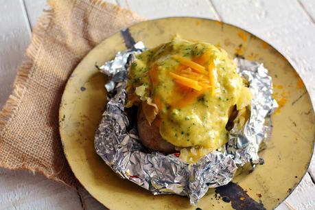 Patatas asadas con salsa cremosa de cheddar y brócoli Patatas asadas con salsa cremosa de cheddar y brócoli