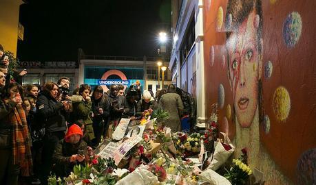 Multitudes de personas le rinden tributo a David Bowie