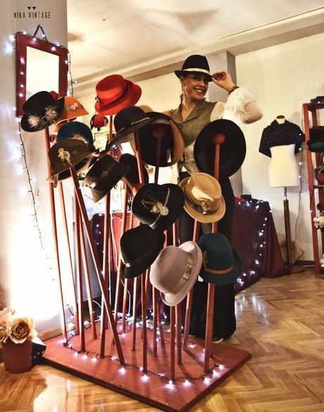 elena mayado junto a sus sombreros pop up store en zamora, espacio creativo con elena mayado