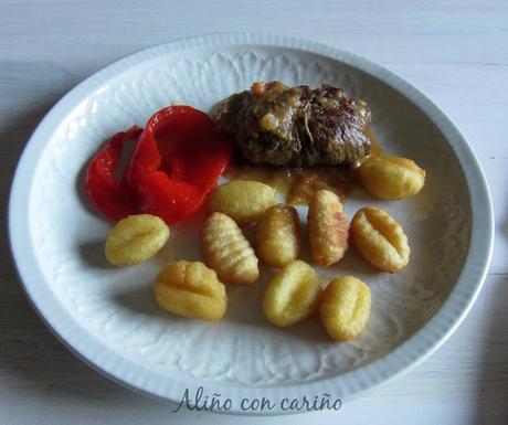 TERNERA RELLENA DE QUESO CHEDDAR Y PIMIENTOS ACOMPAÑADA DE GNOCCHI FRITOS