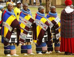 La  tribu sudafricana Ndebele.