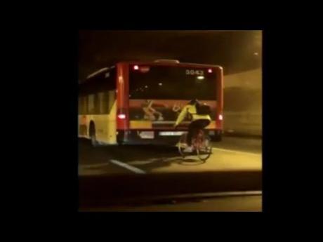 Graban a un ciclista en Barcelona detrás de un autobús a 80 km/h