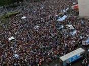 Macri tuvo primera Plaza llena contra video]