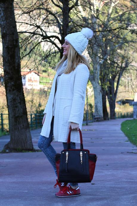 Outfit sportychic de invierno con gorro