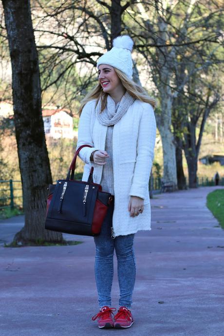 Outfit sportychic de invierno con gorro