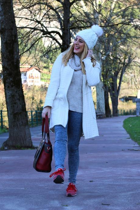 Outfit sportychic de invierno con gorro