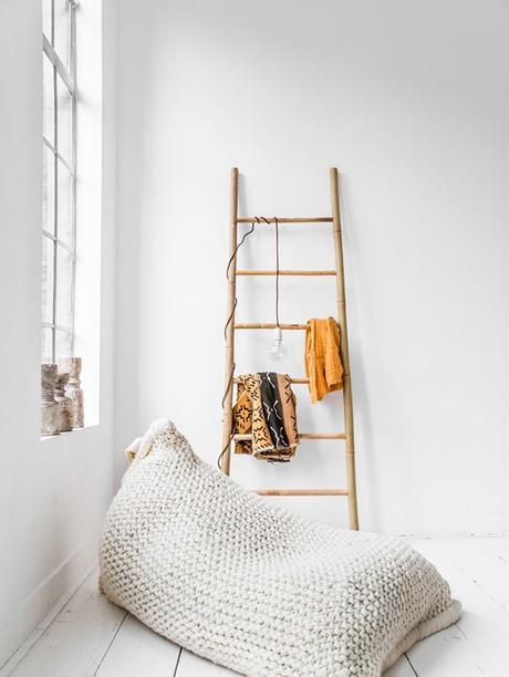 usos-decorativos-escalera-madera Escalera de madera como colgador