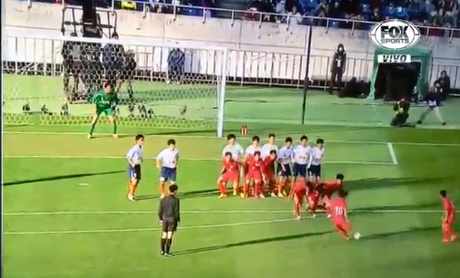 Original saque de falta en un equipo de niños japoneses