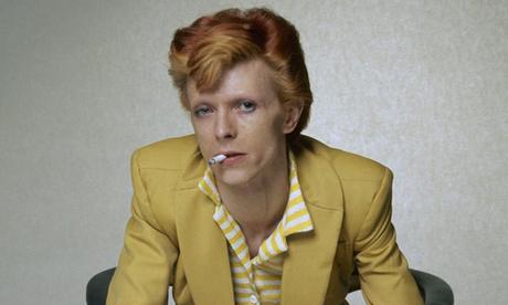 David Bowie traje color mostaza
