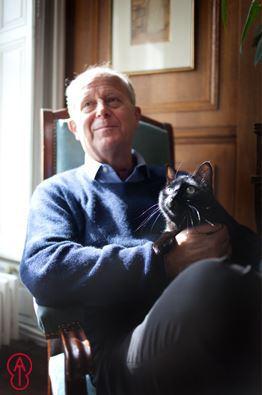 Frédéric Vitoux con gato