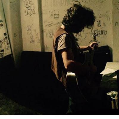 El nuevo disco de Quique González se titula 'Me mata si me necesitas' (y tenemos el teaser)