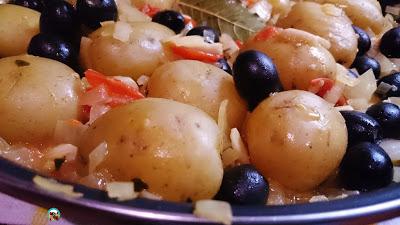 Patatas salteadas con olivas negras