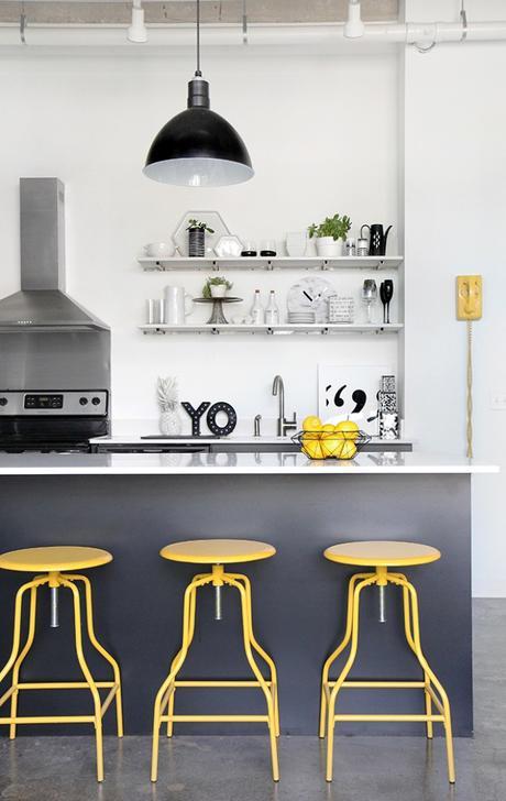 Un depa alegre y moderno en blanco y negro Happy, colorful apartment in black and white / Departamento alegre y moderno en blanco y negro // casahaus.net